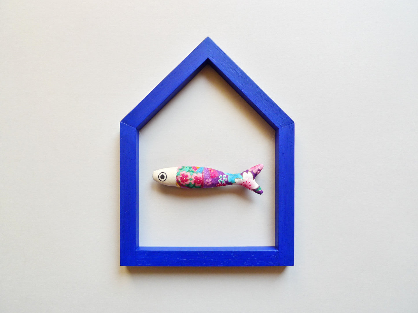 MAISON DU (PETIT) POISSON - pesce imbottito sospeso in cornice a forma di casa blu klein