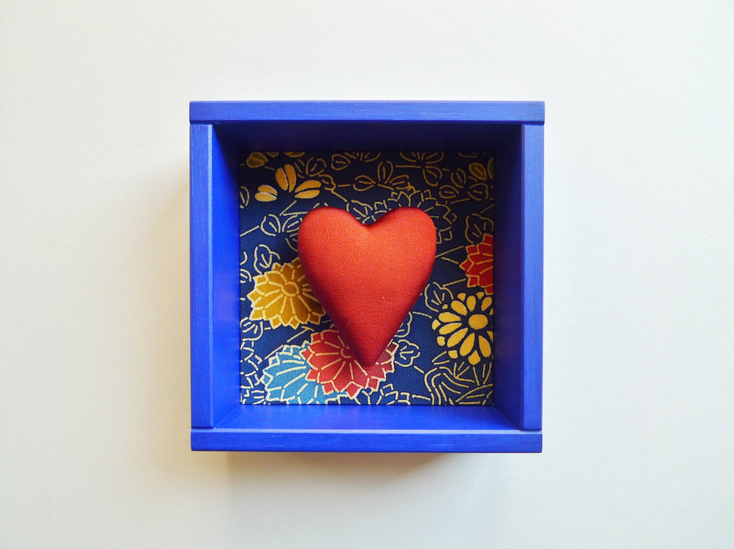 TETRAGONON - cuore imbottito in cornice di legno blu oltremare