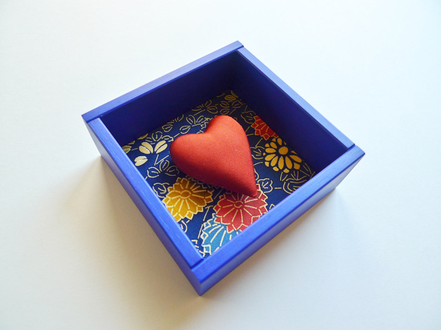 TETRAGONON - cuore imbottito in cornice di legno blu oltremare