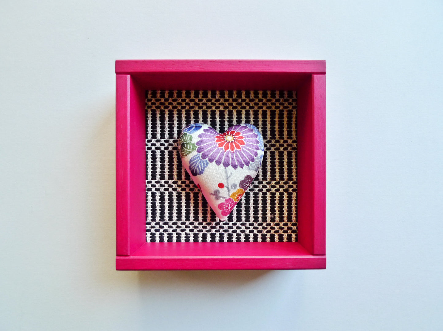 TETRAGONON - cuore imbottito in cornice di legno magenta