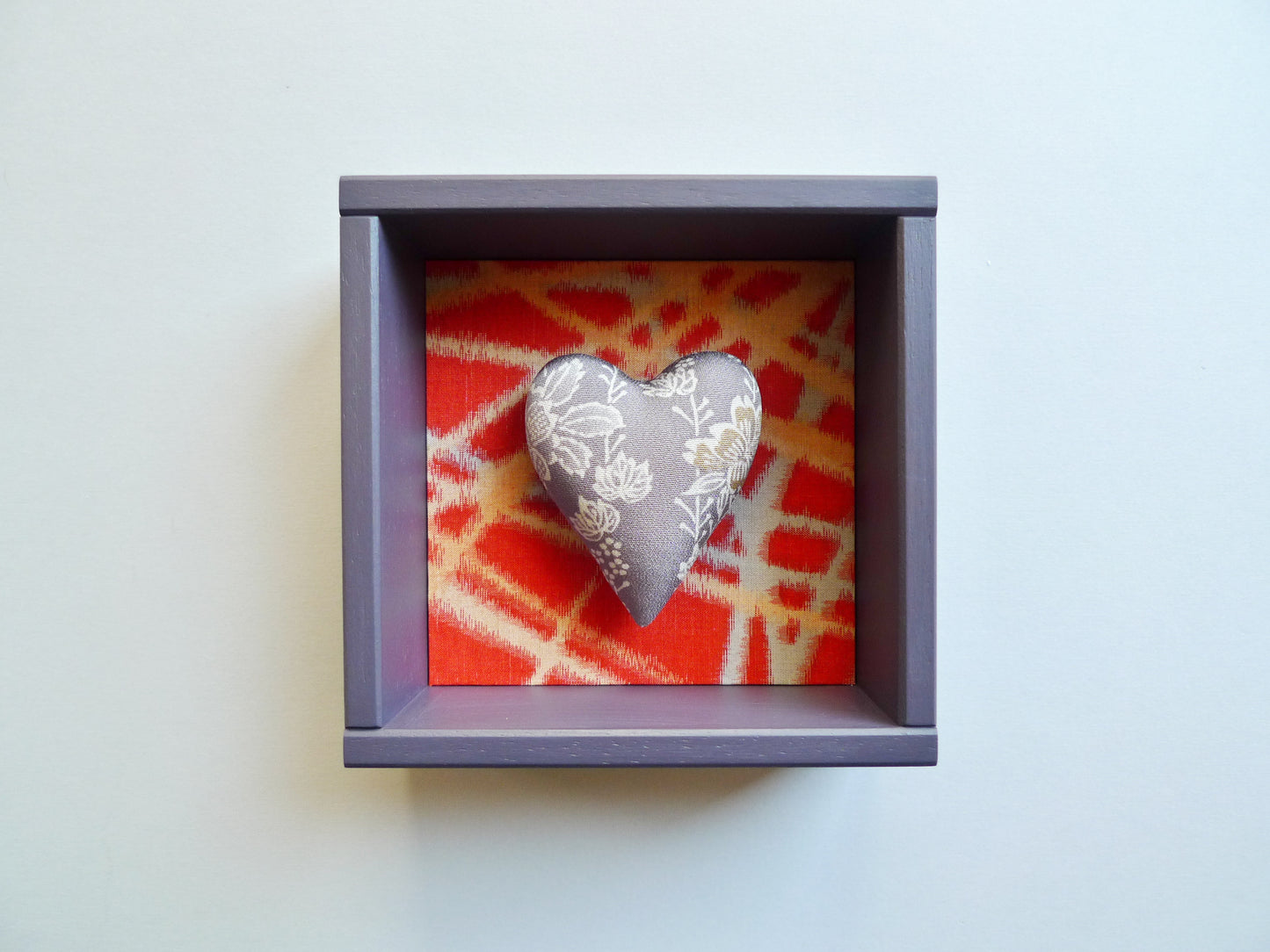 TETRAGONON - cuore imbottito in cornice di legno mauve