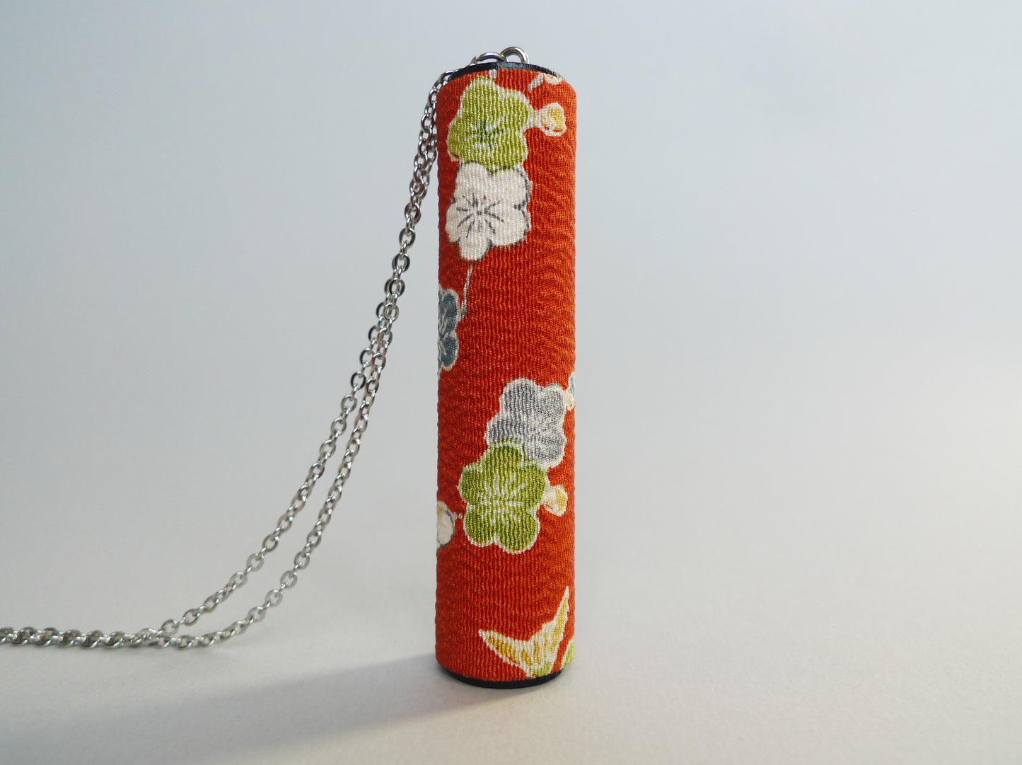 O-MAMORI - ciondolo in legno e seta da kimono vintage