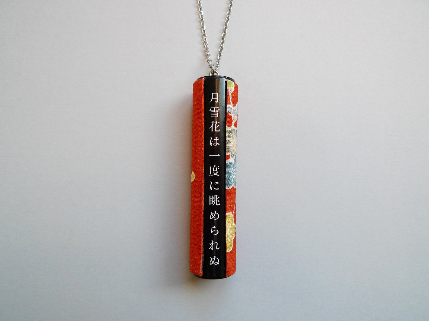 O-MAMORI - ciondolo in legno e seta da kimono vintage